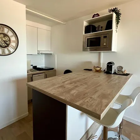 La Land, Traversant Vue Apartment