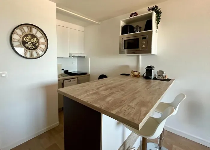 La Land, Traversant Vue Apartment