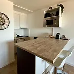 La Land, Traversant Vue דירה
